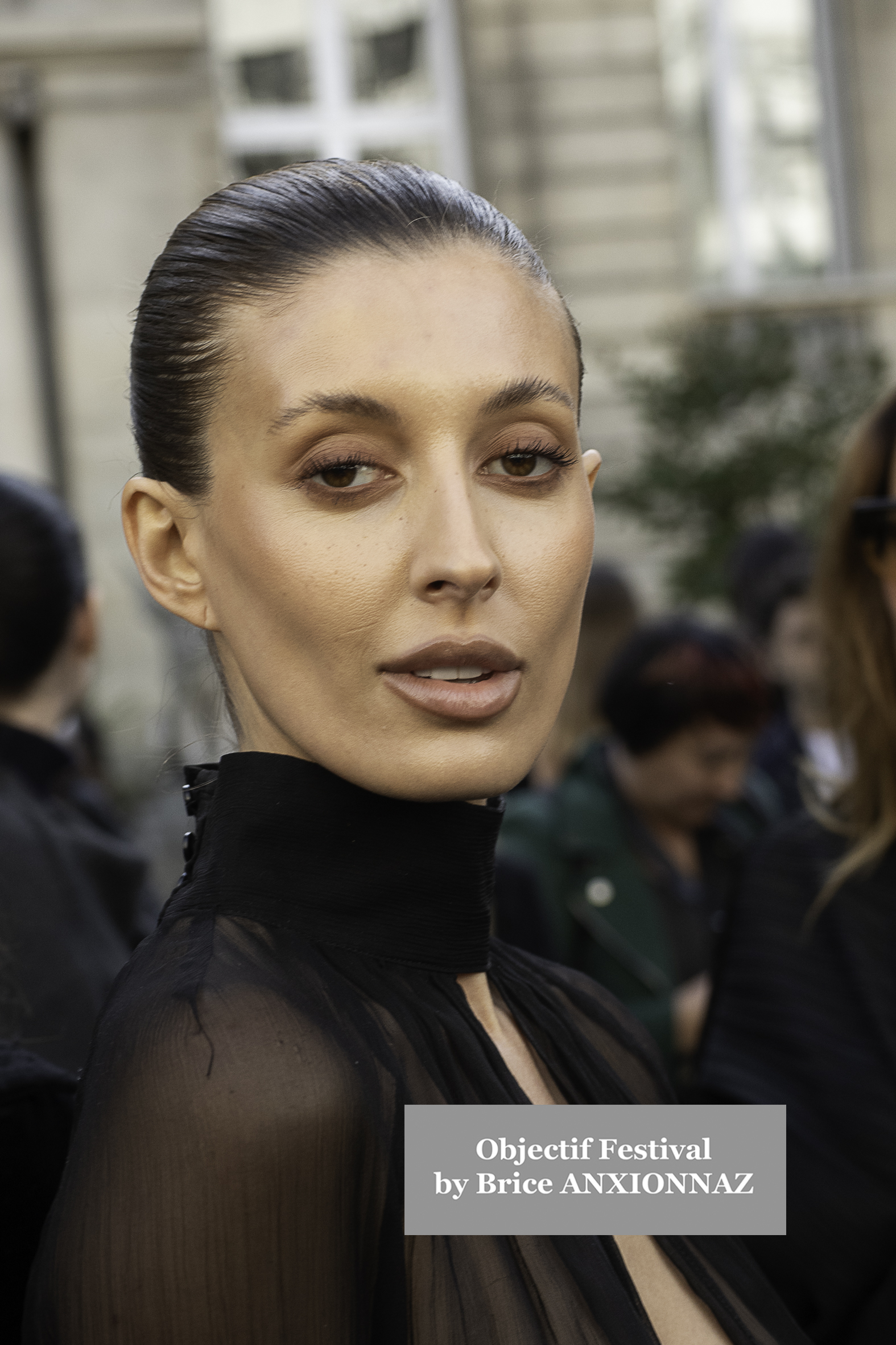 Photo streetstyle de Diane Kruger - Streetstyle photos of guest arrivals at the Nina Ricci show lors du défilé Nina Ricci Spring 2025 à Streetstyle-photos-of-guest-arrivals-at-the-Nina-Ricci-show, Paris Fashion Week le 7 March 2025 par Brice ANXIONNAZ (Objectif Festival)